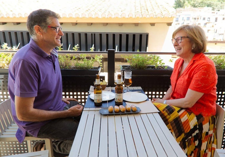 Cándida Martínez detalla en la terraza del restaurante Alarique el programa del Festival.