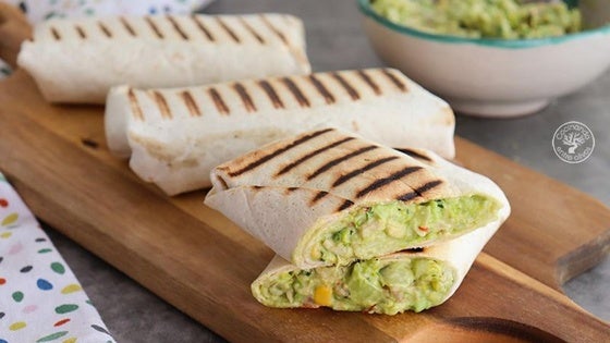 Burritos de pollo con aguacate, chile y maíz