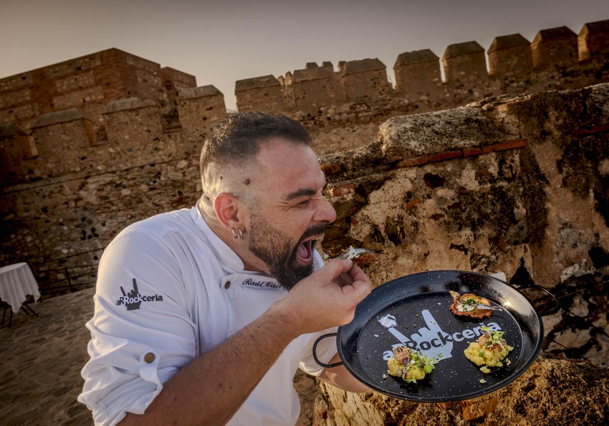 Raúl Cáceres con las tapas de su autoría.