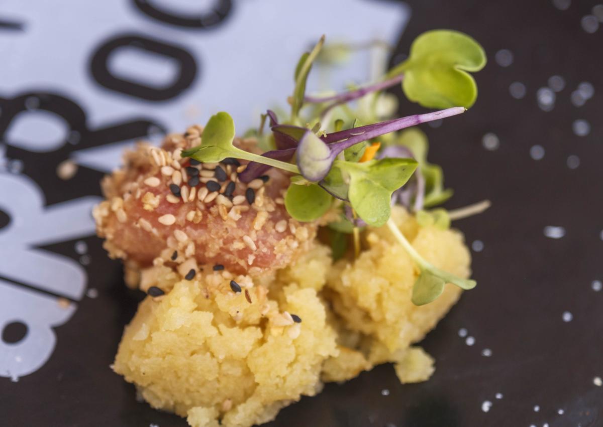 Imagen secundaria 1 - Tortillita de camarones con espichá, fusión gaditano-salobreñera (1) | 'Dulce amanecer', un bombón de salmón con patatas 'pegaítas' (2) | Raúl Cáceres, chef del restaurante Arrockcería de Salobreña (3)