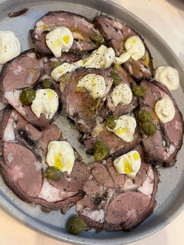 El Vitello tonnato de lengua de ternero de Versos sueltos, para mojar pan, literalmente hablando.