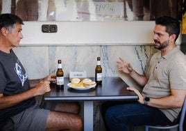 José Piqueras explica en el Café-Bar Valencia la importancia de los bares en sus novelas.