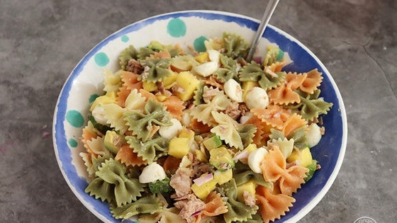 Ensalada de pasta con aguacate y mango