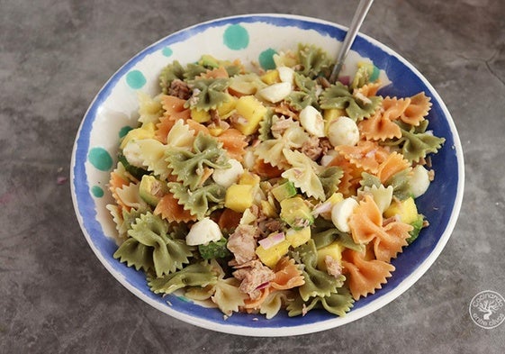 Ensalada de pasta con aguacate y mango
