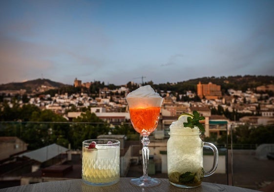 Tres cócteles sin alcohol en la terraza de Bheaven.