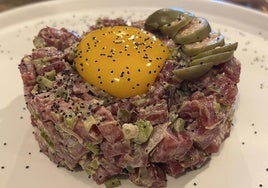 El soberbio tartar de salchichón ibérico Bodega Merus, todo un hallazgo y una exquisitez
