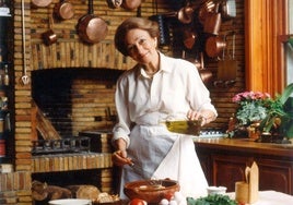 Clara María G. de Amezúa en la cocina