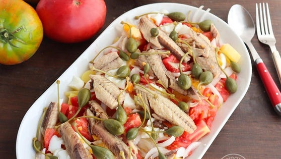 Ensalada de patata y tomate con caballa y alcaparrones