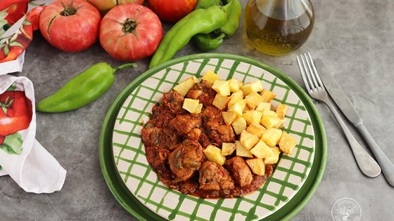 Pollo con tomate, un clásico de nuestra cocina casera