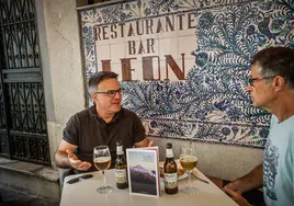 José María Pérez Zúñiga habla en el Restaurante Bar León de su novela 'El viajero invisible'