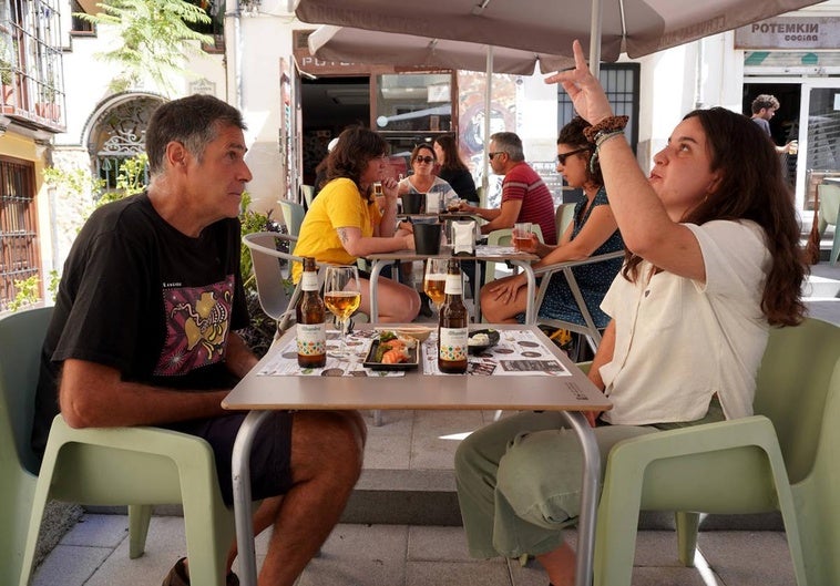 Helena Martínez apunta hacia el cielo en la terraza del Bar Potemkin.