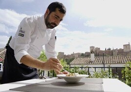 Miguel Ángel terminando de emplatar una elaboración.