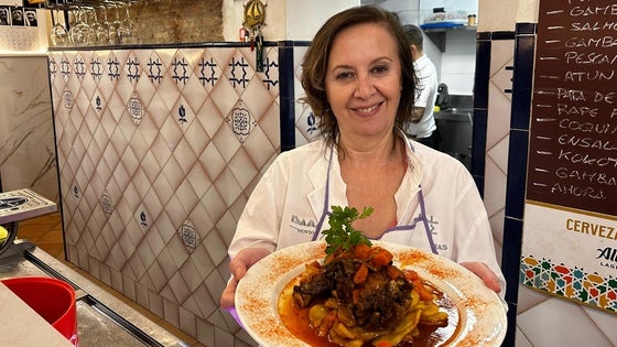 La cocinera tras las delicias del histórico Bar Provincias de Granada