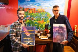 Carlos del Río en el Bar Rojo, con dos de sus luminosas fotografías 'cocinadas'.