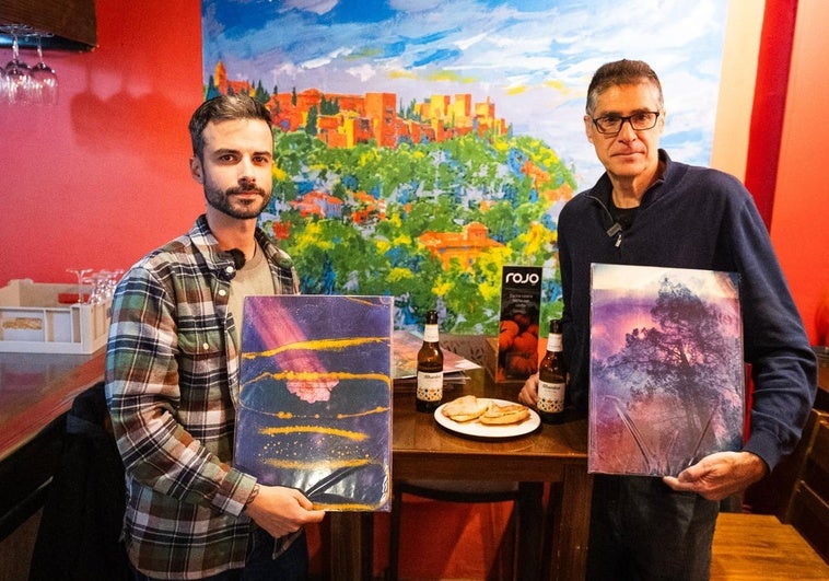 Carlos del Río en el Bar Rojo, con dos de sus luminosas fotografías 'cocinadas'.