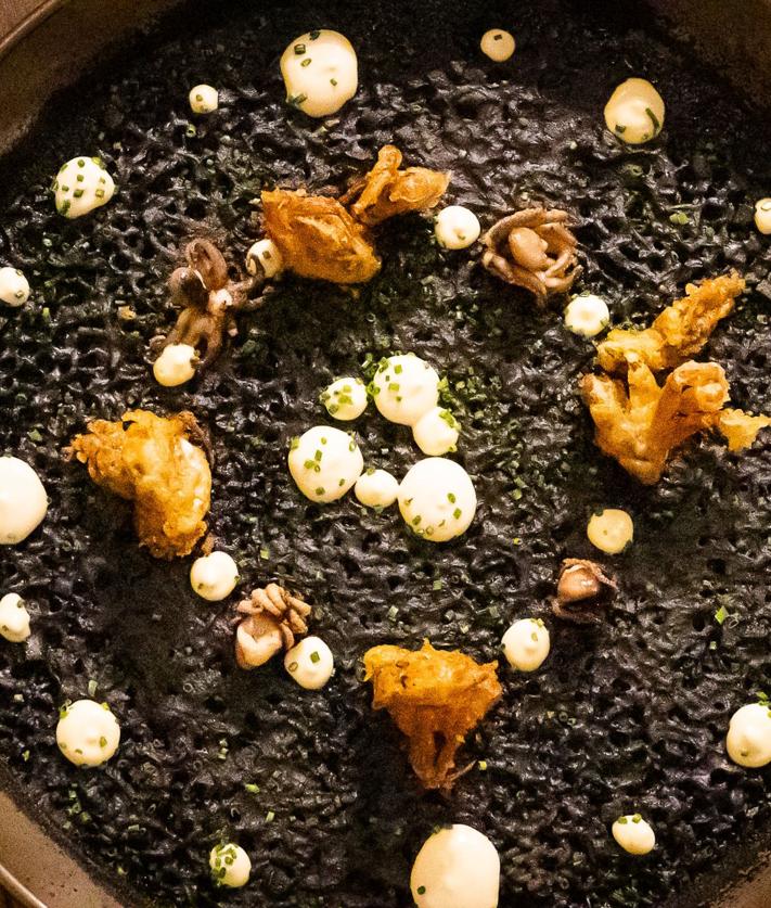 Imagen secundaria 2 - Javier Feixas trabajando en su nuevo restaurante.