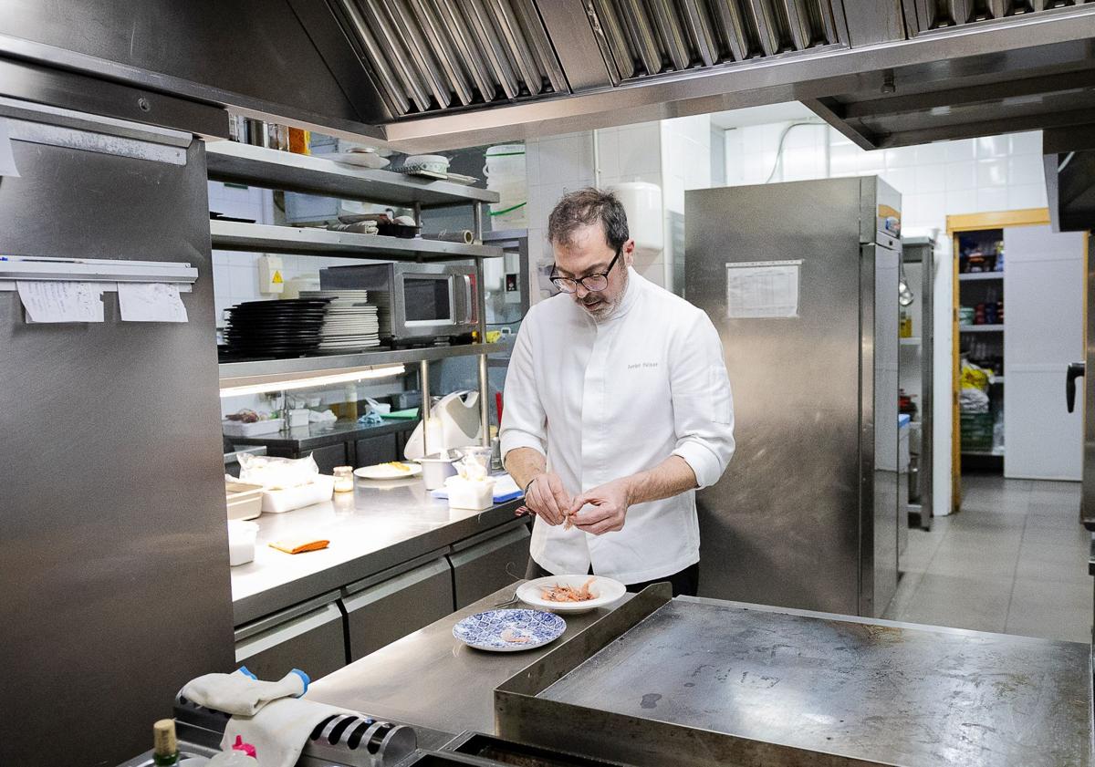Imagen principal - Javier Feixas trabajando en su nuevo restaurante.