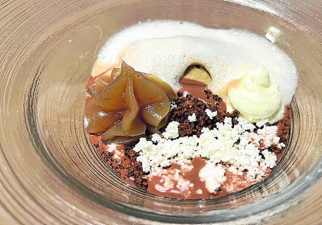 El postre de Restaurante Damasqueros con chocolate, kéfir y requesón.