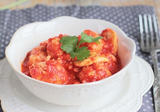 Albóndigas de pescado en salsa de tomate y champiñones
