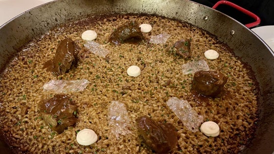 Rabo de toro, chips de oreja de cerdo, quisquillas al ajillo y arroces variados