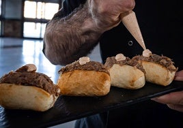 Dando los últimos toques al brioche de costilla de ternera Pajuna.