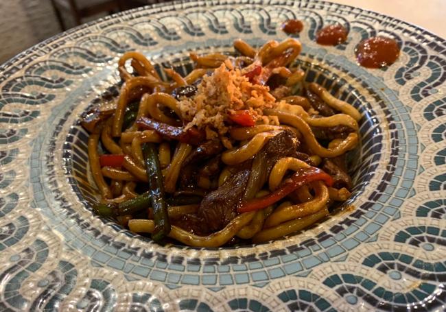 Plato de udon con verduras y ternera Pajuna de Taberna Hita.