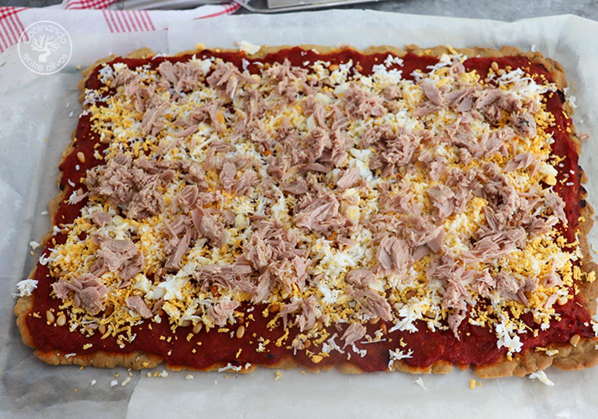 Coca de tomate, huevo y atún con pimiento y piñones