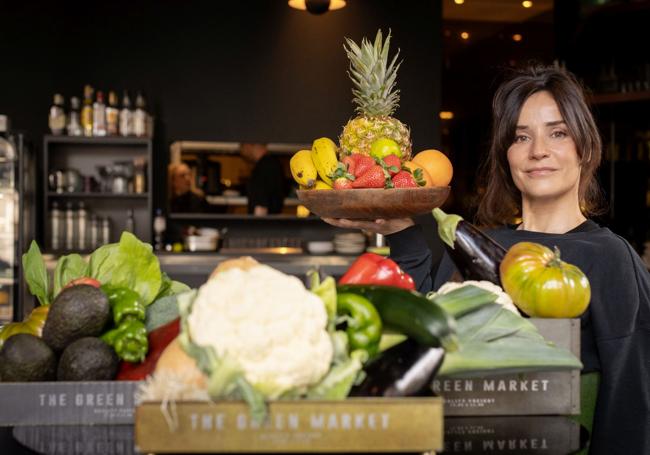 Rocío Hidalgo con la fruta y verdura que usa en Wild Food.