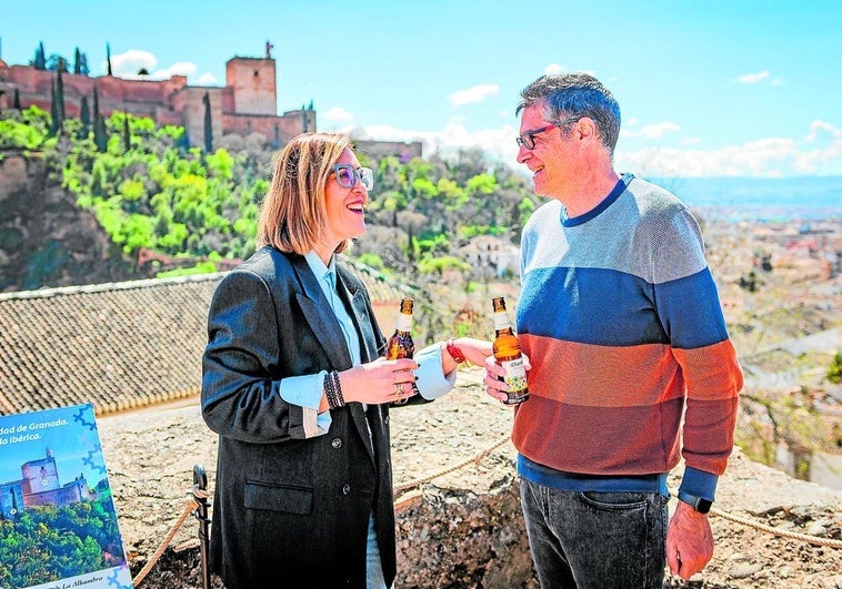 María Francés habla de imagen personal en la terraza de Restaurante Carmen de Aben Humeya .