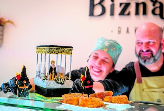 Las galletas ideadas en La Biznaga Bakery recogen todos los detalles posibles para representar a las cofradías locales.