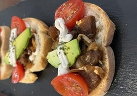Tosta de atún con mahonesa y tomate cherry de Camino de Santiago, ganadora de la Feria de Tapa de Otura.