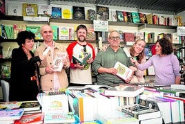 Intercambio de papeles: las libreras enarbolan los cuchillos y los cocineros manejan los libros.