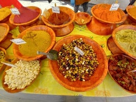 Variedad de especias y aceitunas en un mercadillo francés.