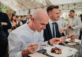 Marcos Pedraza y Fernando Parra prueban uno de los platos.