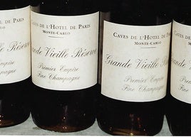 Botellas reetiquetadas del cognac de Emperador Napoleón.