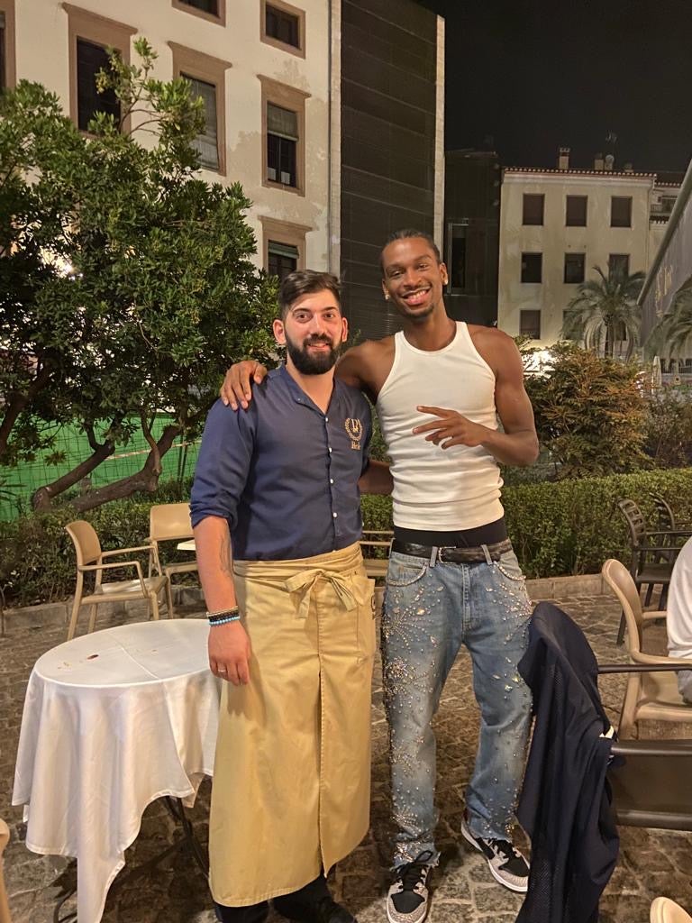 El jugador de la NBA Shai Gilgeous-Alexander tras cenar en Parole.