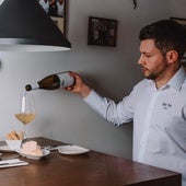 Paco Martín sirviendo una copa de vino en el Bar FM.