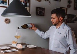 Paco Martín sirviendo una copa de vino en el Bar FM.