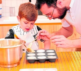 El cocinero Pepelu Sánchez colabora con un pequeño chef en un taller de cocina.