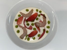 El ajoblanco con gambas y rosas de Versos Sueltos forma parte de su 'Sinfonía de sabores'.