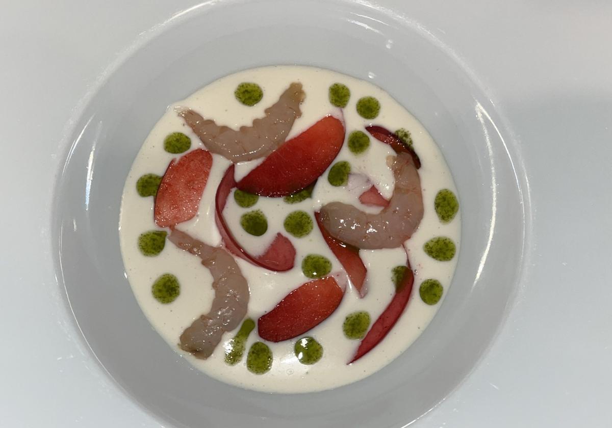 El ajoblanco con gambas y rosas de Versos Sueltos forma parte de su 'Sinfonía de sabores'.