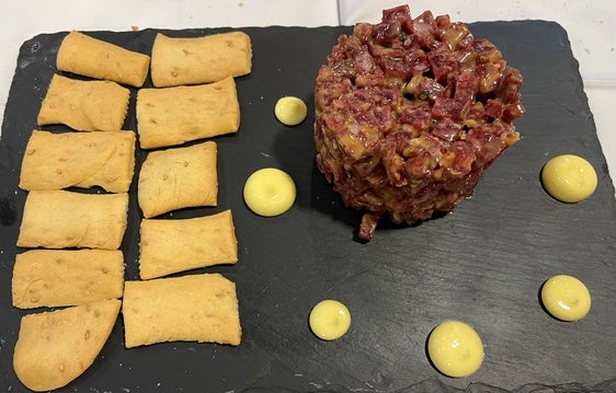El soberbio steak tartar de salchichón y jamón ibérico de Asador Curro, donde siempre se acierta.