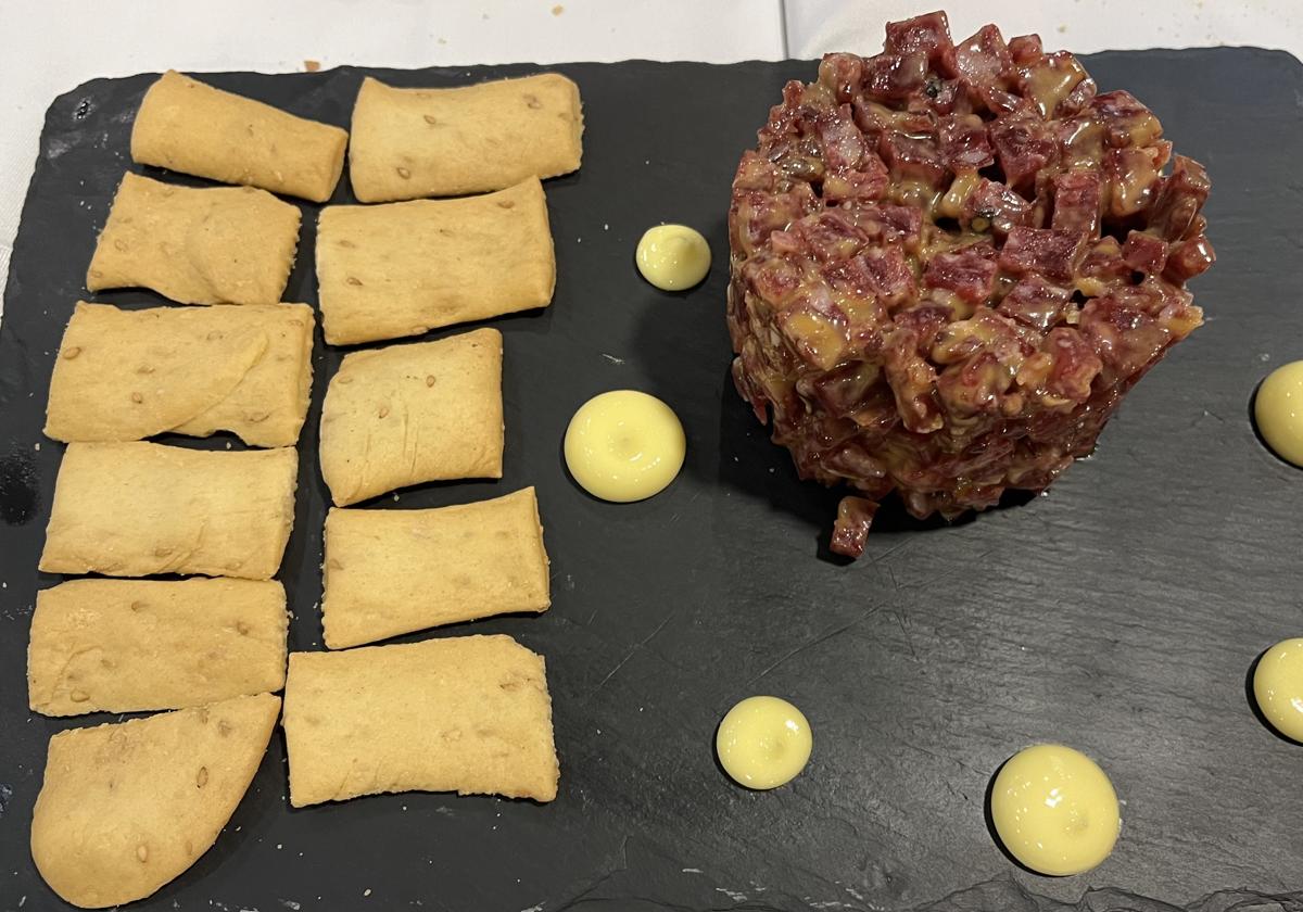 El soberbio steak tartar de salchichón y jamón ibérico de Asador Curro, donde siempre se acierta.