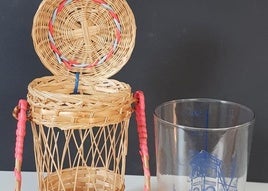 Típico vaso y su funda de mimbre para tomar el agua.
