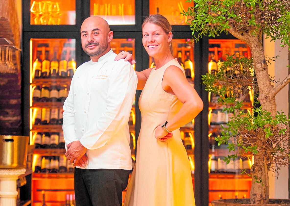 Michael Sandoval y Jasmijn Saft, en el interior de su restaurante Elysium, en Melegís.