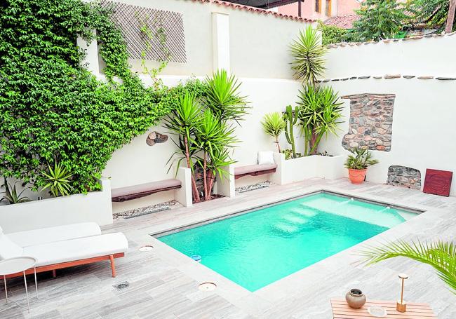 Detalle del interior del hotel Elysium, con la piscina junto a la entrada del restaurante.