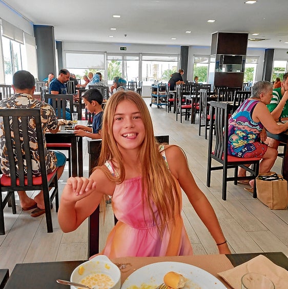 Los hoteles con comida bufé son fiesta para los jóvenes.