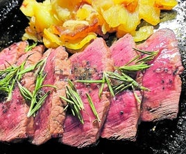 Solomillo de ternera de Guadix de El Refugio. Viene sobre piedra, para darle el punto exacto a la carne.