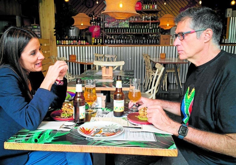 Rocío García Pascual habla en Garden Plaza de la importancia de la alimentación para el cerebro.