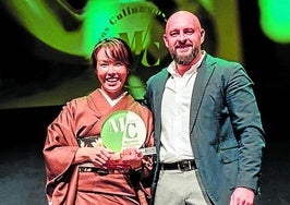 La ganadora, Masae Abe, con Paulino Ortega, de Cervezas Alhambra.